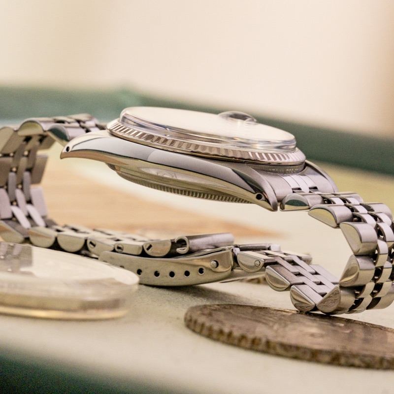 Seitenansicht einer Uhr mit Armband